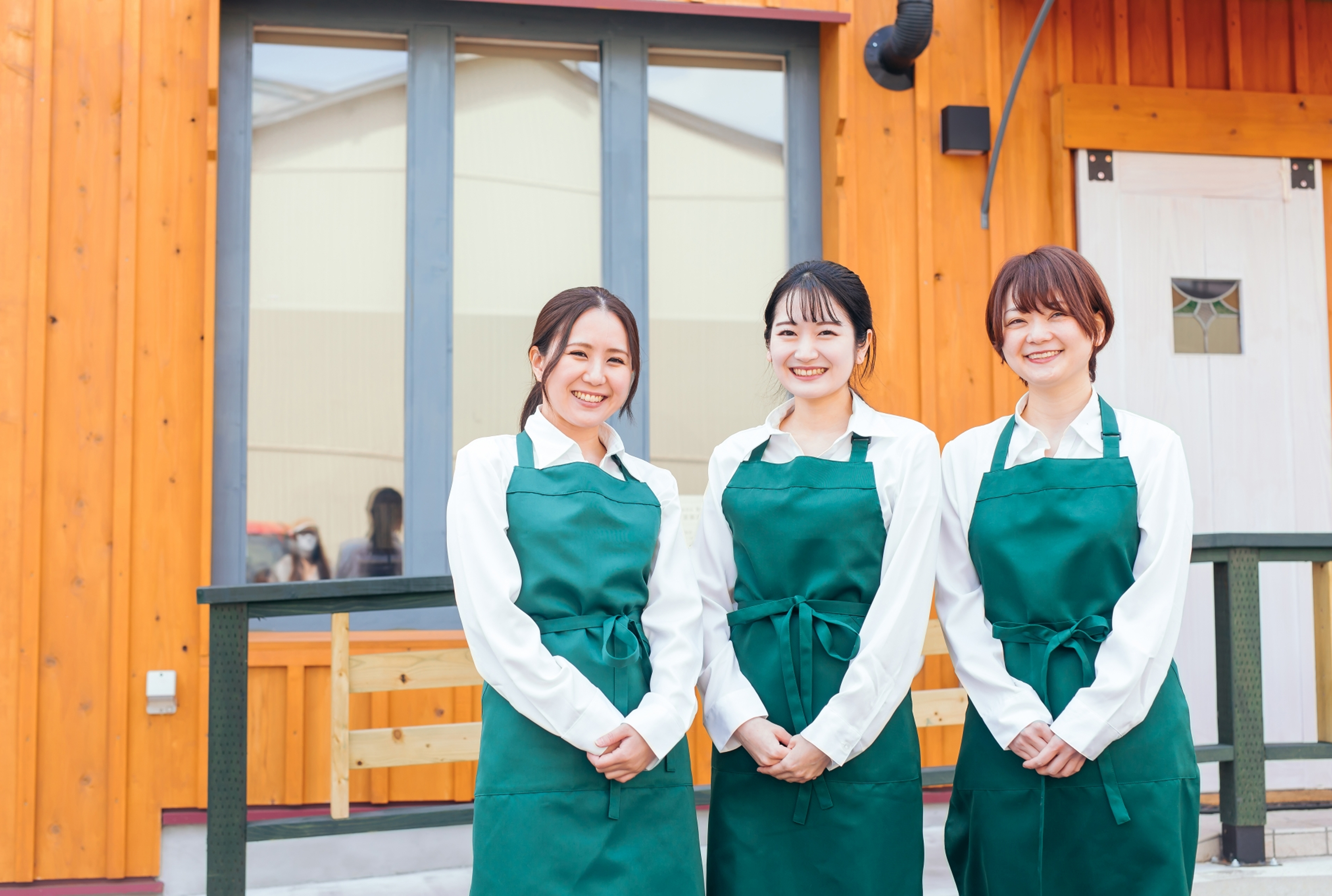 就労支援で働く３人の写真